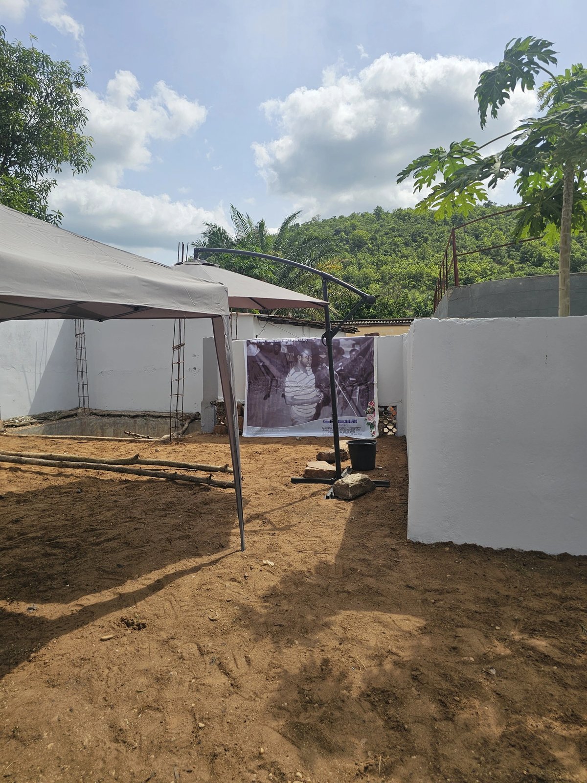 Hommage à Safuayé installé dans la cour